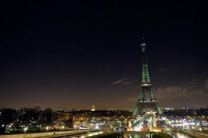 La torre Eiffel se 'apaga' por 'Charlie Hebdo' (VÍDEOS, FOTOS)