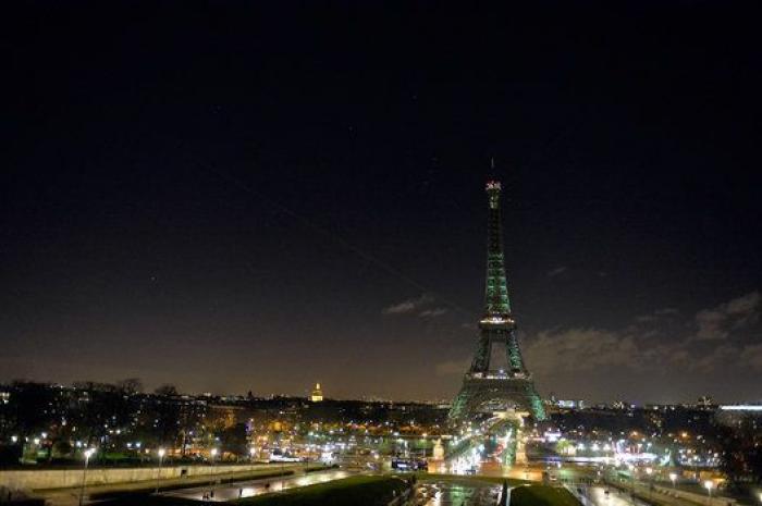 La torre Eiffel se 'apaga' por 'Charlie Hebdo' (VÍDEOS, FOTOS)