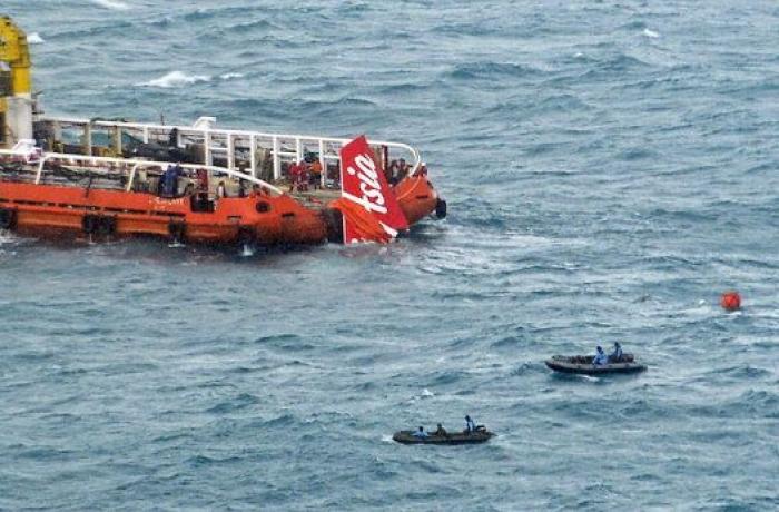 Recuperan parte de la cola del avión accidentado de AirAsia (FOTOS)