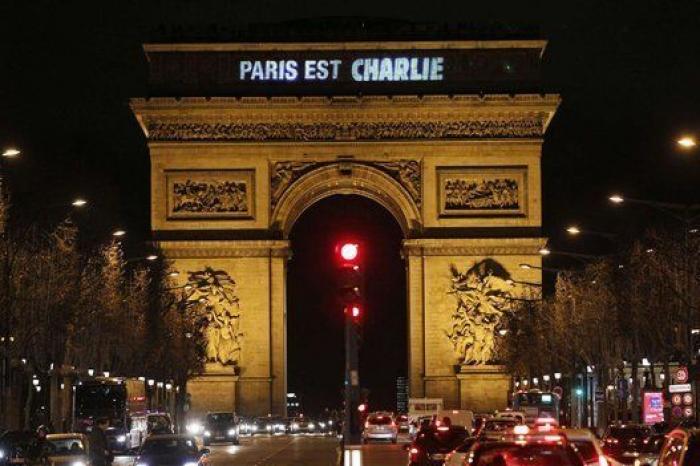 La frase "París es Charlie", proyectada en el Arco de Triunfo (FOTOS, VÍDEO)