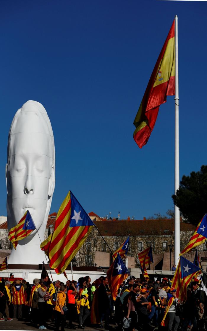 Las aplaudidas palabras de un policía a unos jóvenes con banderas de España en la manifestación independentista