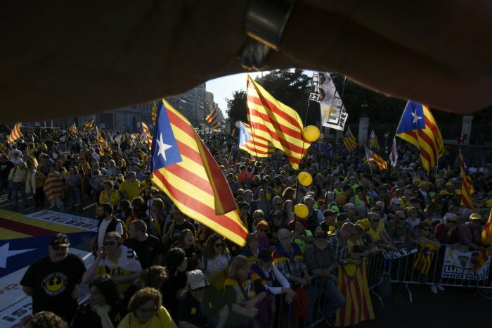 Las aplaudidas palabras de un policía a unos jóvenes con banderas de España en la manifestación independentista