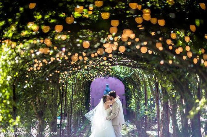 De una loca lista de bodas a 10 cambios de vestido: así fue la extravagante boda de Paris Hilton