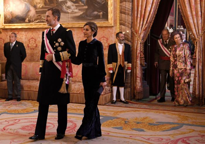 El "gesto significativo" de Letizia a la reina Sofía que captaron las cámaras da la vuelta al mundo