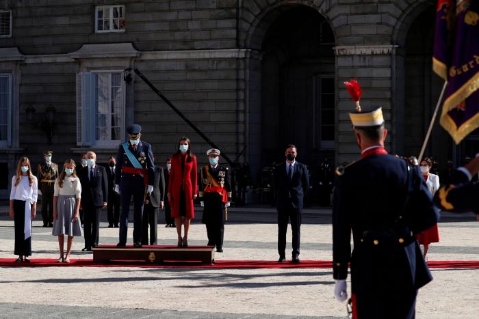 Lo que se ha escuchado en las puertas del Palacio Real: "Asesinos", "viva el rey", "Sánchez dimisión"