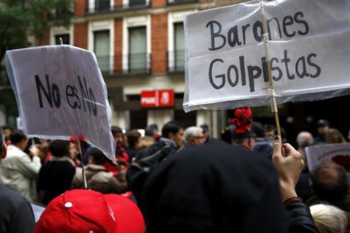 Centenares de personas piden en Ferraz el 'no' a Rajoy