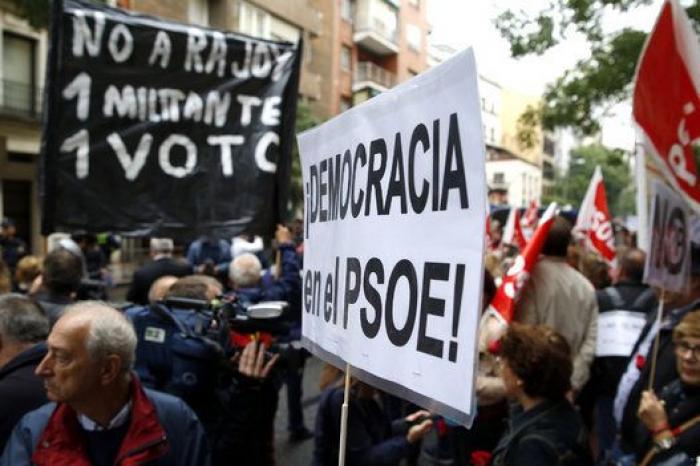 Centenares de personas piden en Ferraz el 'no' a Rajoy