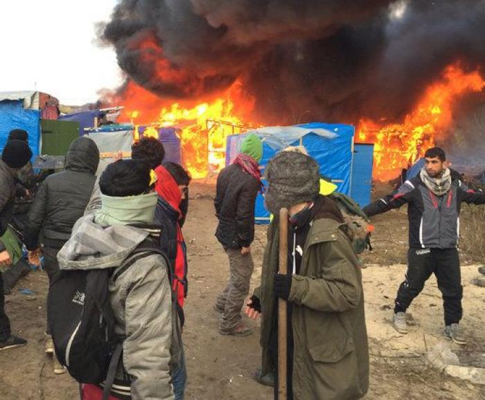 Comienza la evacuación de la jungla de Calais con largas colas