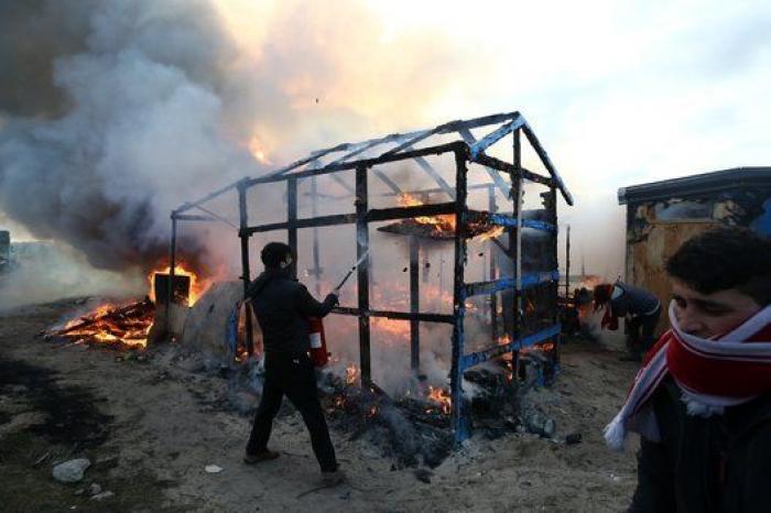 Disturbios en el campamento de Calais antes de su desmantelamiento