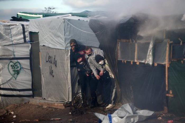Disturbios en el campamento de Calais antes de su desmantelamiento