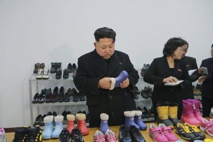 La visita de Kim Jong-un a una fábrica de zapatillas deportivas (FOTOS)