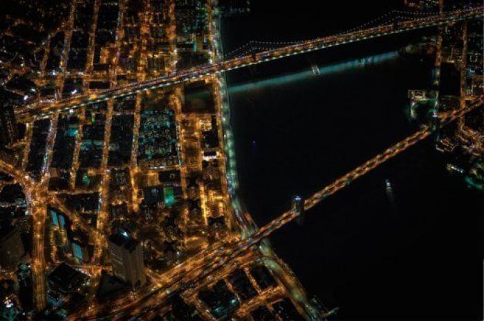 Nueva York parece una ciudad de mentira en estas imágenes aéreas nocturnas (FOTOS)
