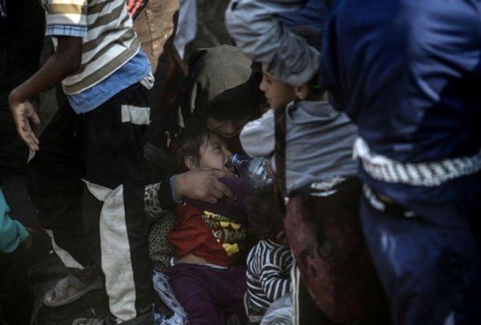 Las duras imágenes de miles de sirios intentado huir a Turquía (FOTOS)