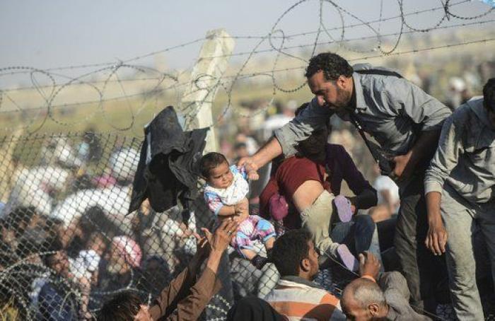 Las duras imágenes de miles de sirios intentado huir a Turquía (FOTOS)