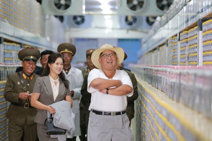 Kim Jong Un visita una fábrica y es la viva imagen de la felicidad