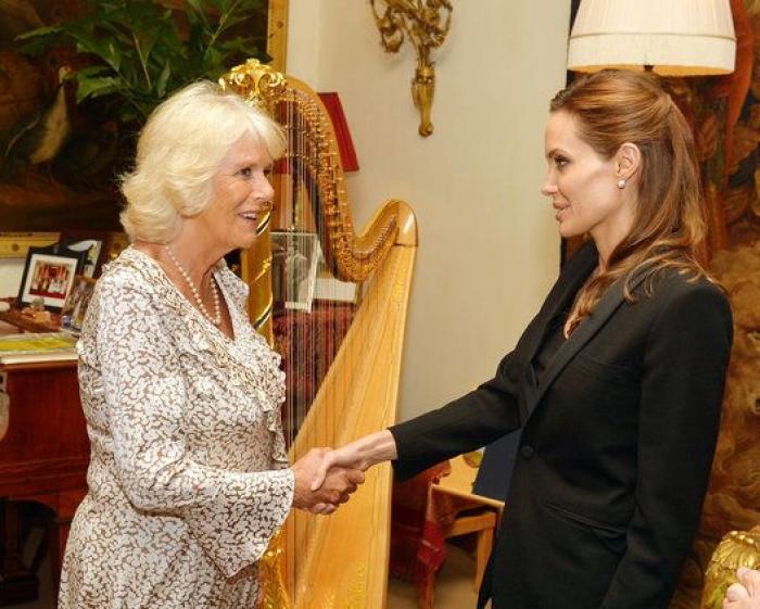 Críticas a Angelina Jolie por reunirse con el arzobispo de Canterbury y no llevar sujetador