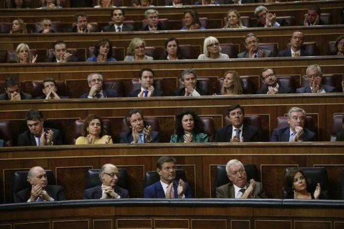 El PSOE intenta controlar la creciente rebelión de diputados