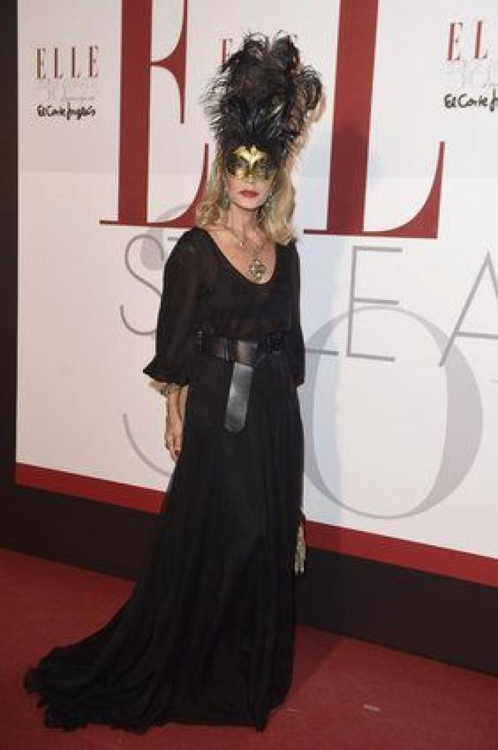 Negro, máscaras y transparencias en el 30 aniversario de 'Elle España'