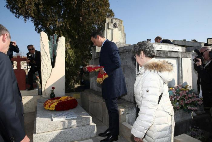 Pedro Sánchez homenajea al exilio español en Francia en la tumba de Manuel Azaña