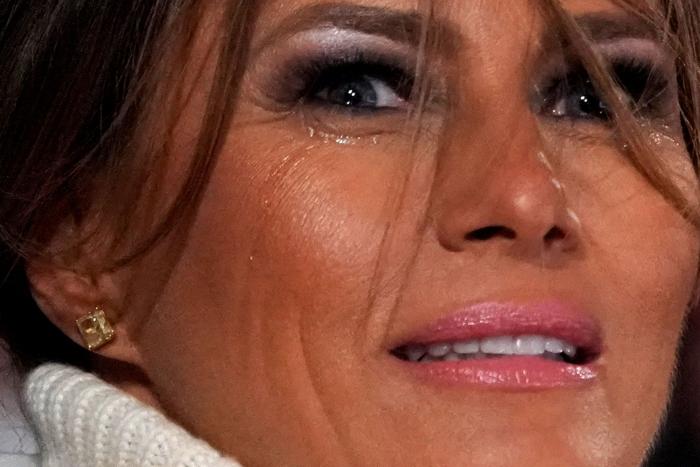 Melania Trump llora en el encendido de las luces del árbol de Navidad