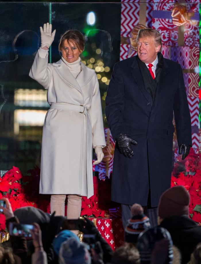 Melania Trump llora en el encendido de las luces del árbol de Navidad