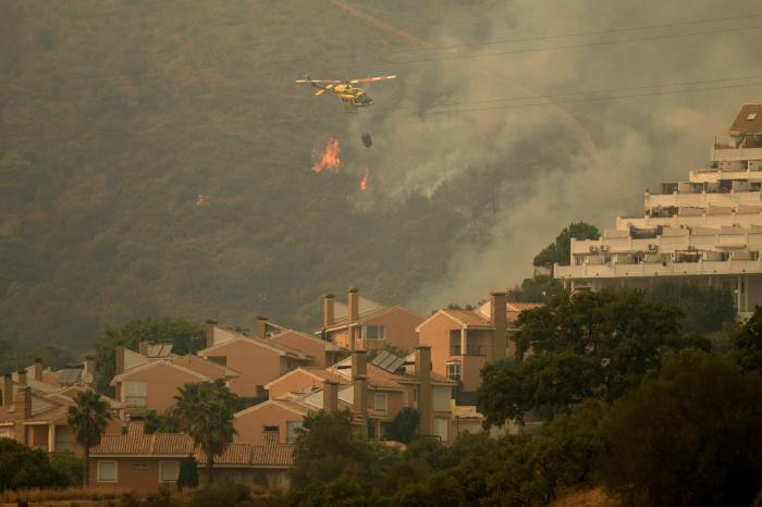 Los vecinos de Estepona despiden con aplausos a los efectivos que han apoyado a controlar el incendio