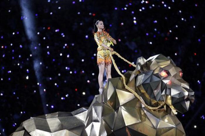 La actuación de Katy Perry en la Super Bowl con Missy Elliot, Lenny Kravitz y tiburones