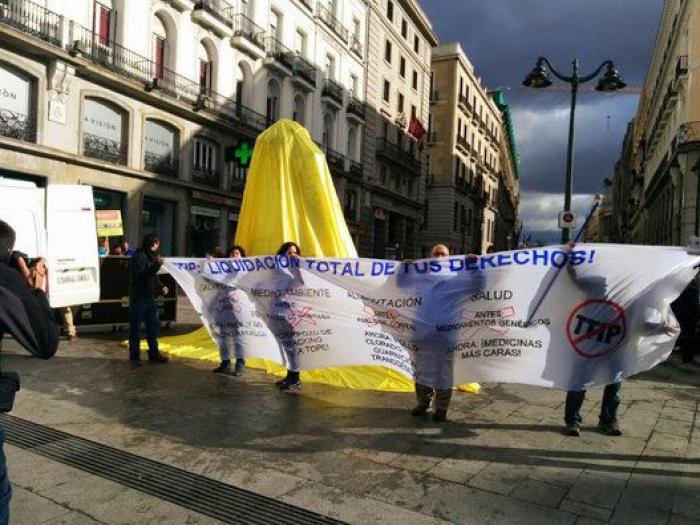 El Oso y el Madroño de Madrid, tapado para protestar contra el TTIP