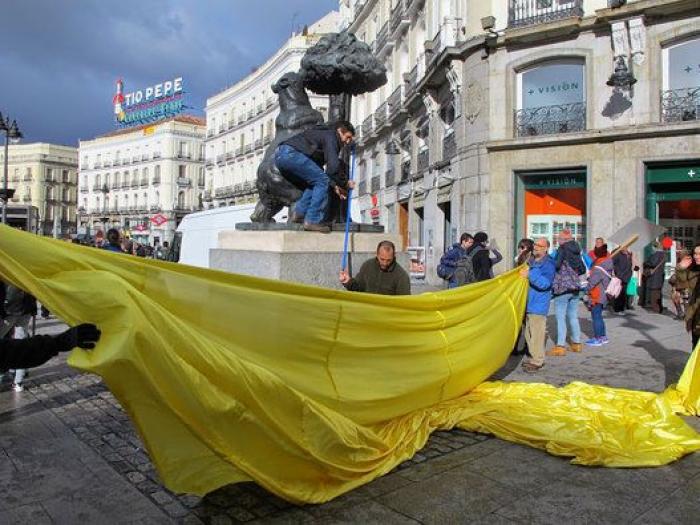 El Oso y el Madroño de Madrid, tapado para protestar contra el TTIP