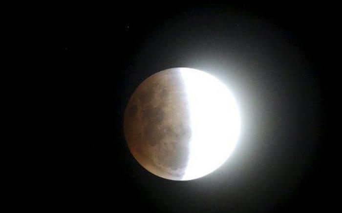 La falsa superluna sobre Cadaqués de Pilar Rahola que desata el cachondeo en Twitter