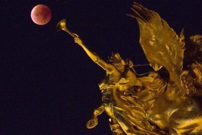 La falsa superluna sobre Cadaqués de Pilar Rahola que desata el cachondeo en Twitter