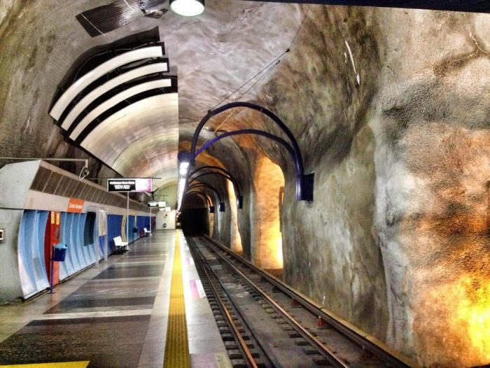 Incredulidad por lo que lleva un hombre en el metro de Nueva York