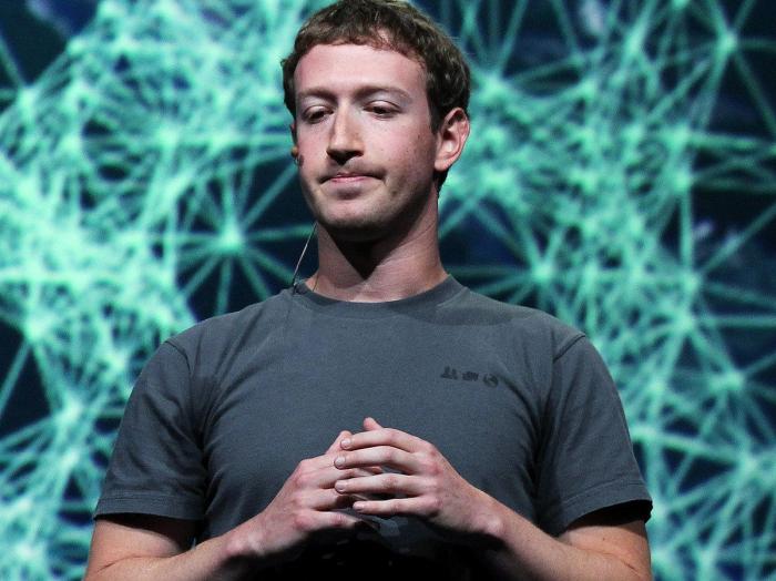 Medio mundo se ha fijado y medio mundo alucina con el detalle al fondo de Mark Zuckerberg