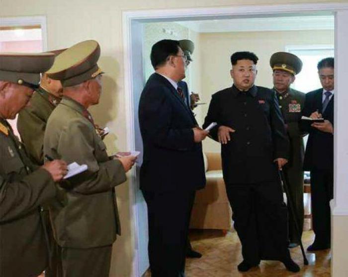 Kim Jong-un reaparece con bastón tras una ausencia de 40 días