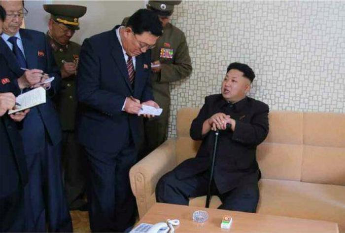 Kim Jong-un reaparece con bastón tras una ausencia de 40 días