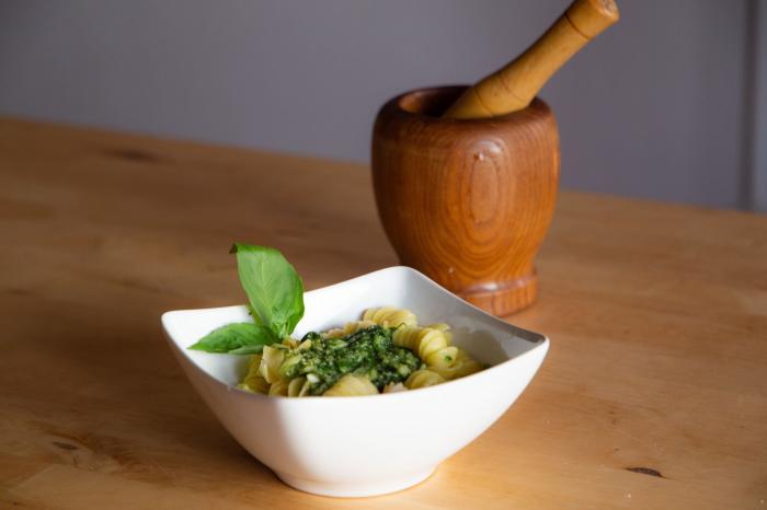 Recetas fáciles: ensalada de patatas y espinacas con salsa de yogur
