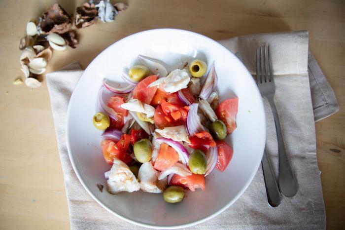 Recetas fáciles: ensalada de alubias con aceitunas y huevo