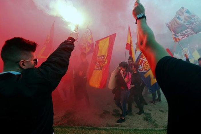 Los participantes de la marcha de extrema derecha de Barcelona queman esteladas en Montjüic