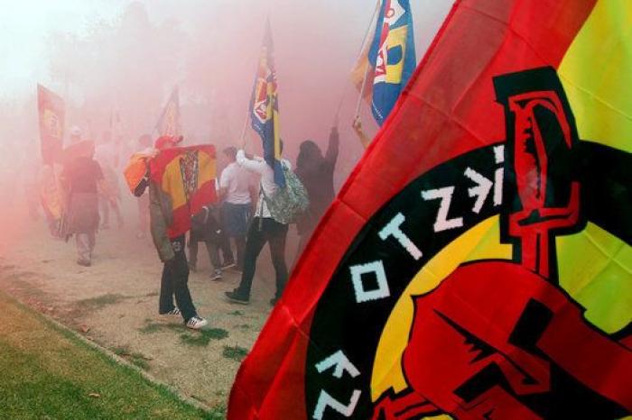Los participantes de la marcha de extrema derecha de Barcelona queman esteladas en Montjüic