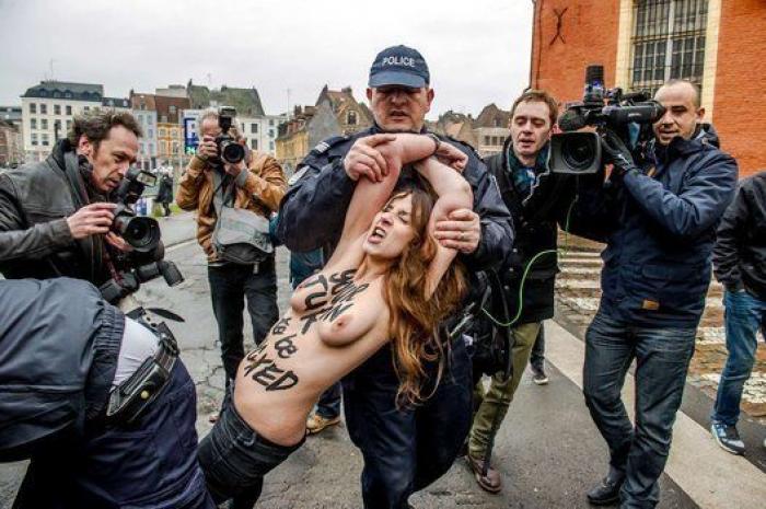 Activistas de Femen protestan frente a Dominique Strauss-Kahn