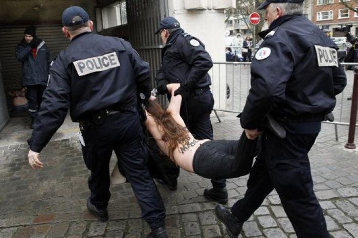 Activistas de Femen protestan frente a Dominique Strauss-Kahn