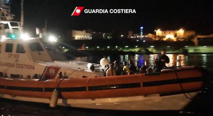Italia hace un desembarco selectivo de migrantes rescatados en el mar: los hombres, rechazados