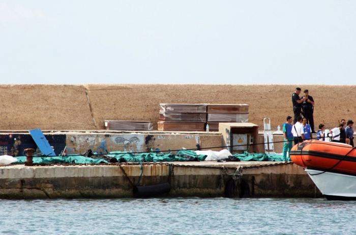Italia hace un desembarco selectivo de migrantes rescatados en el mar: los hombres, rechazados