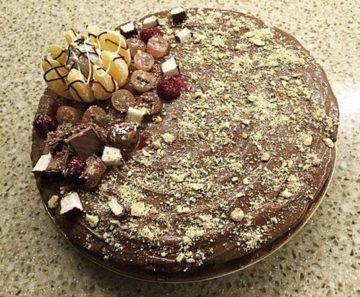 Su madre le hace una tarta por su cumpleaños y le deja un mensaje inolvidable