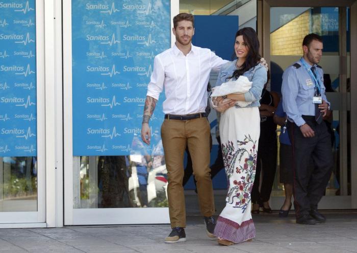 Sergio Ramos Rubio: Pilar Rubio y Sergio Ramos presentan a su primer hijo a la salida del hospital (FOTOS)