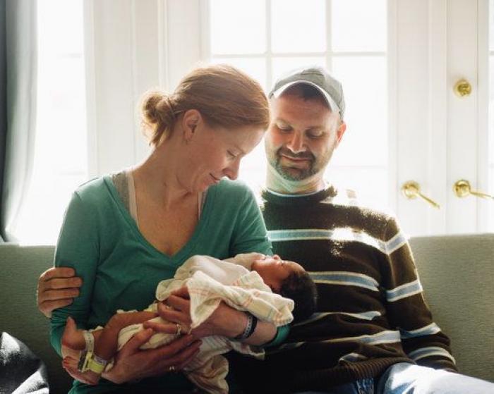 'Blended' ('Mezclados'): las fotos más emocionantes de un bebé adoptado y su familia
