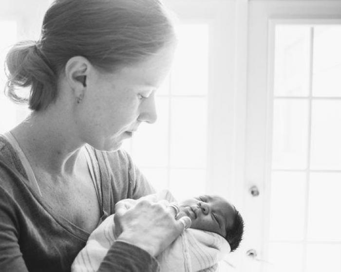 'Blended' ('Mezclados'): las fotos más emocionantes de un bebé adoptado y su familia