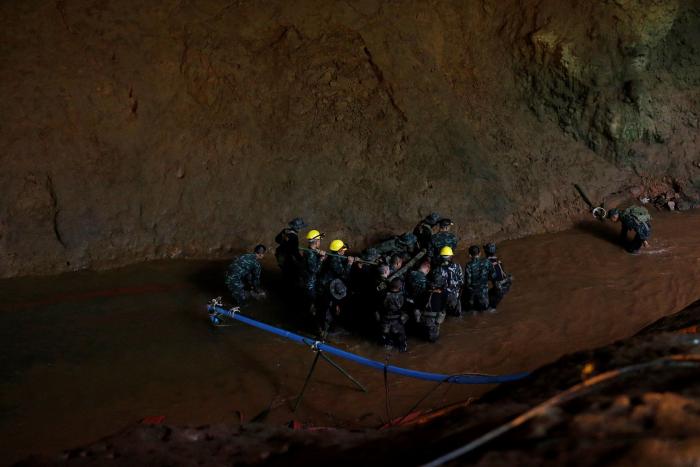 Los equipos de rescate temen que las lluvias vuelvan a inundar la cueva donde están atrapados doce niños y un adulto en Tailandia
