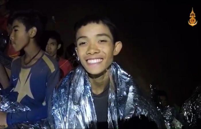 Los niños atrapados en una cueva de Tailandia aparecen en un nuevo video con "buena salud"
