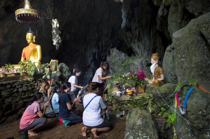 Los niños atrapados en una cueva de Tailandia aparecen en un nuevo video con "buena salud"
